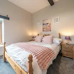 Vakantiehuis Honey Barn - Large Barn In The Countryside!